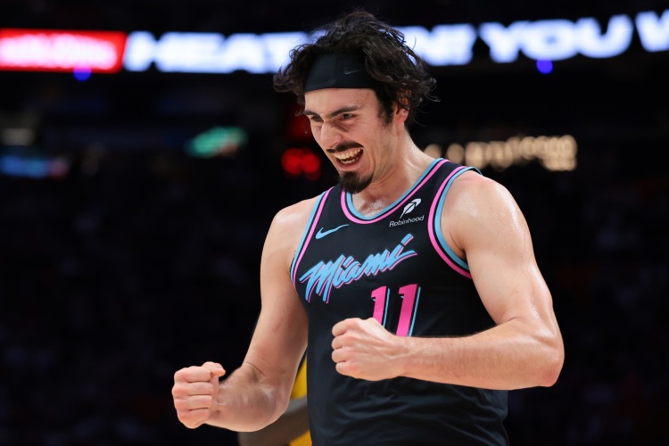 稳定输出！哈克斯本赛季至今第12次替补得到20+ 领跑全联盟