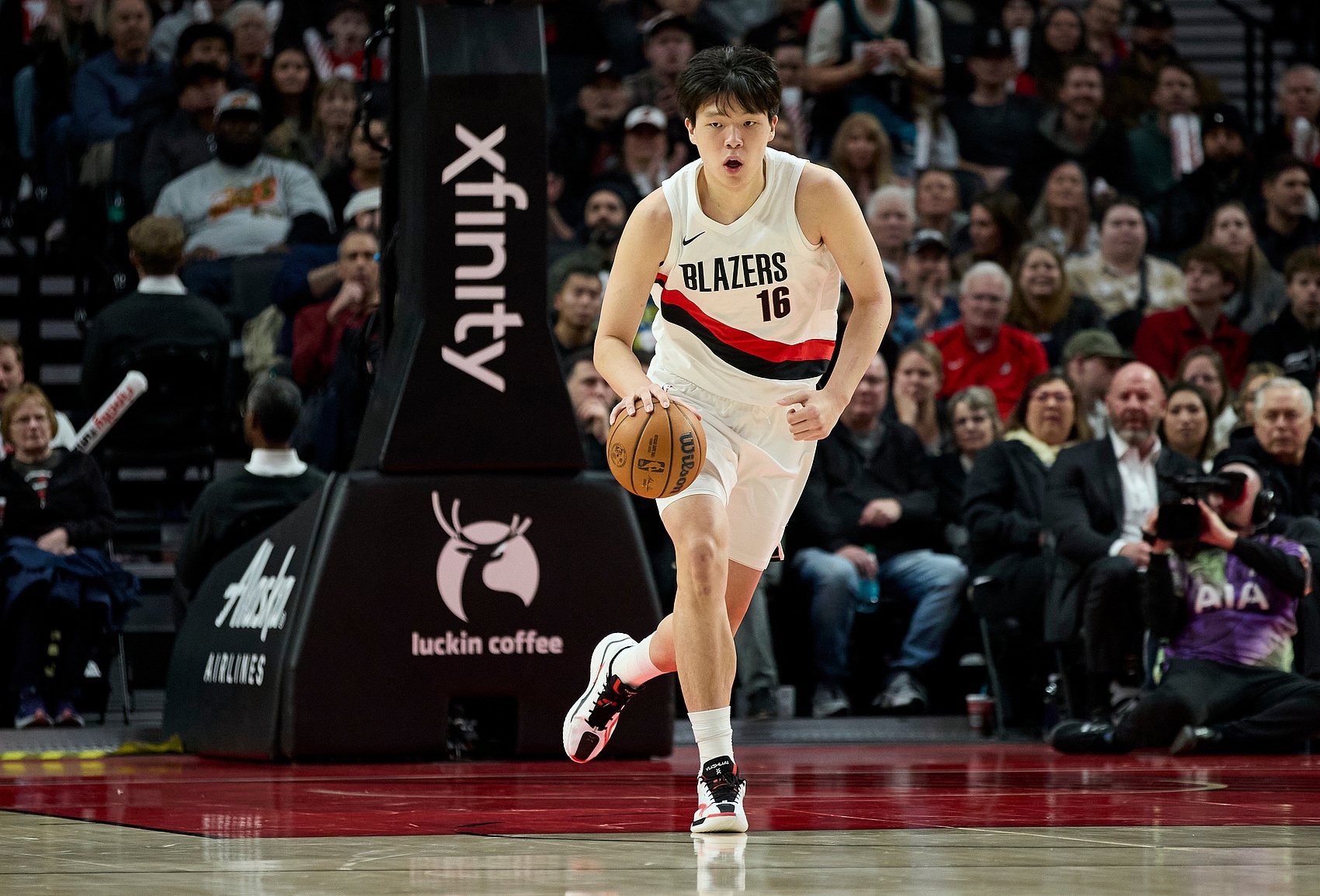 天天盈球-被召回也没机会！杨瀚森未能登场 本赛季第21次被DNP